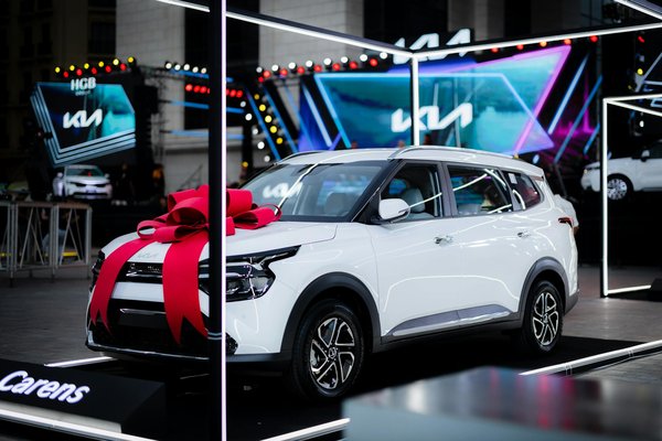 The influence and appeal of the alexander mcqueen jacket in modern fashion